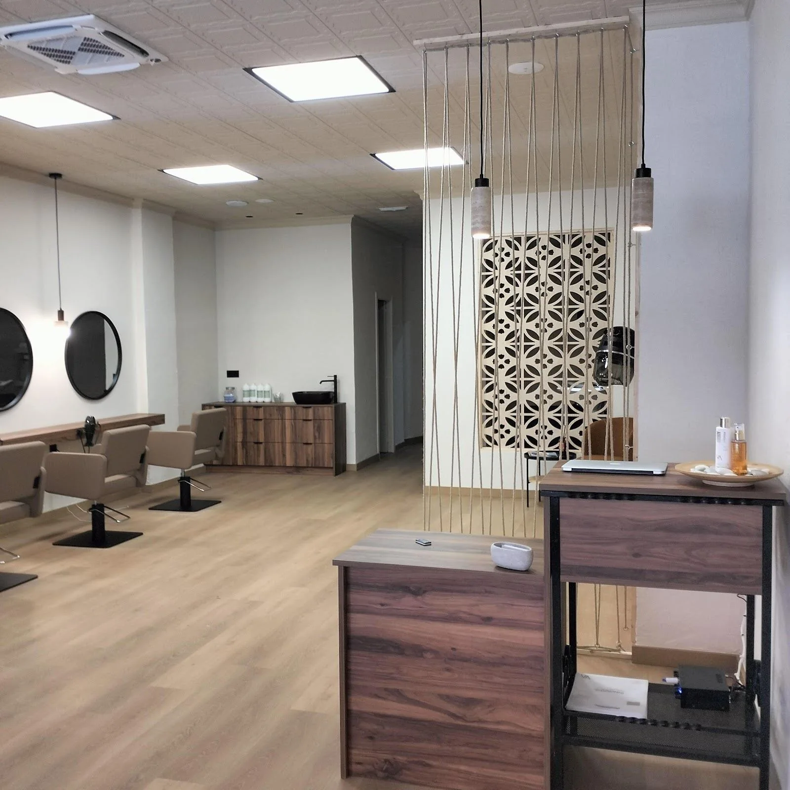 Interior real del salón Charo Pérez Stylista en Elda